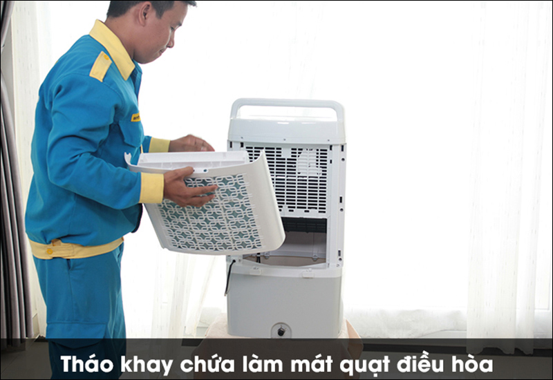 Tháo khay chứa tấm làm mát của quạt ra